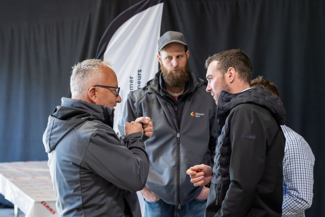Peter Läderach (Läderach Agro ; à g.) en discussion avec Simon Ackermann (Serco).