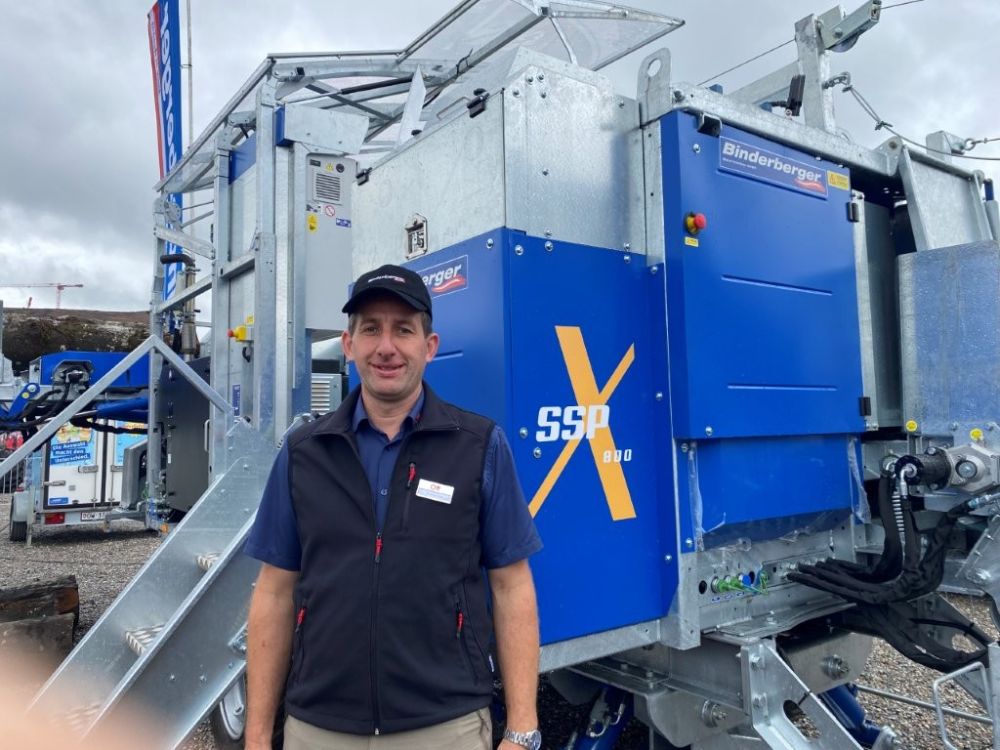 Thomas Hofer von Ott Landmaschinen AG zeigt den Binderberger SSPX 800 Sägespaltautomaten. Bild: uu