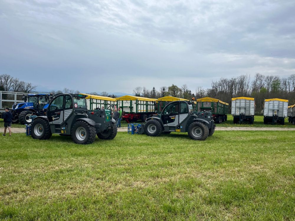 Zwei Teleskoplader der Marke Kramer in der Ausstellung. Bild: kim