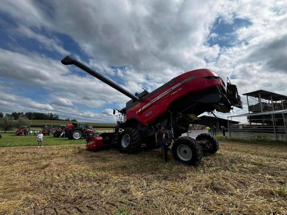 Der MF Beta 7360 PLI hat sowohl einen seitlichen Hangausgleich bis zu 20 % als auch einen Ausgleich in Fahrtrichtung. Bild: kim