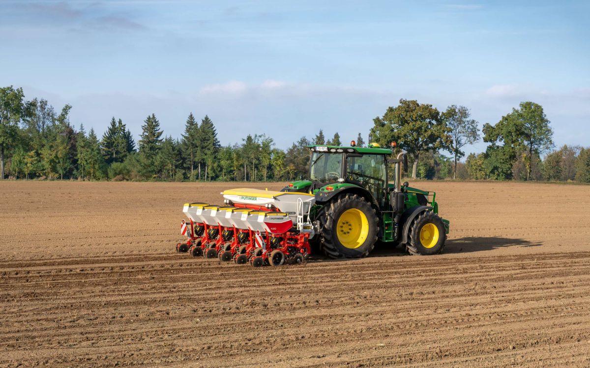 Puro H 3000 Einzelsäkornmaschine von Pöttinger im Einsatz