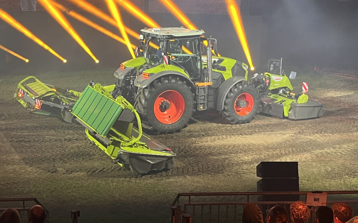 Axion 8 Cmatic von Claas in der Arena mit Scheinwerferlicht