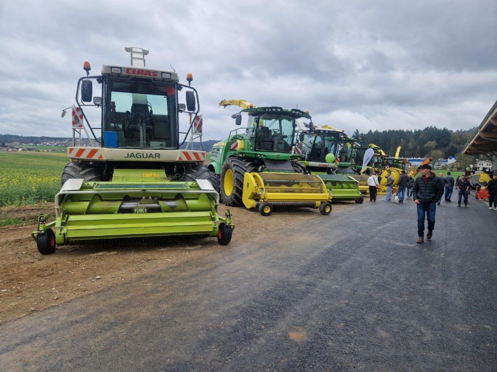 In Reih und Glied: Selbstfahrende Gras- und Maishäcksler aufgestellt zur Schau. Bild: rz