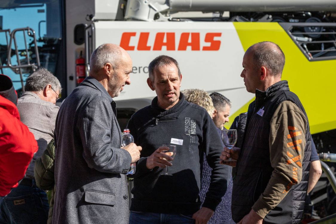 L'entrepreneur de travaux agricoles Ernst Ammann échange avec des collègues.
