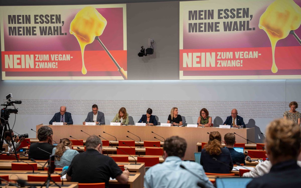 Le comité pour le non à l'initiative sur l'alimentation lors de la conférence de presse à Berne