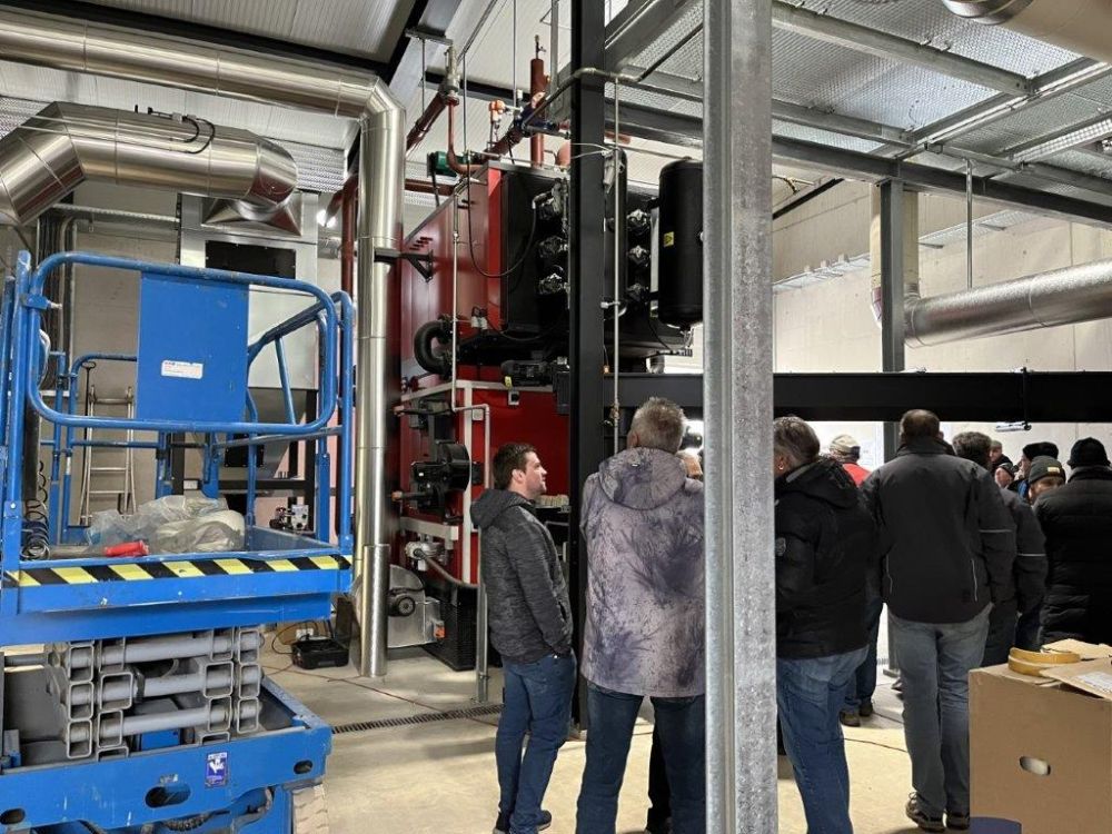 Das Herzstück des Wärmeverbundes stellt eine Schnitzelheizung von Binder mit 1650kW Leistung dar. Bild: kim