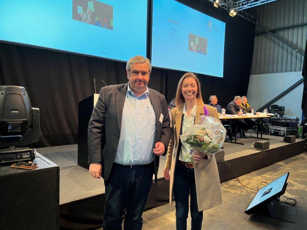 Vizepräsident Fernand Andrey (FR) gratulierte der Präsidentin Johanna Gapany (FDP) zuerst. Foto: kim