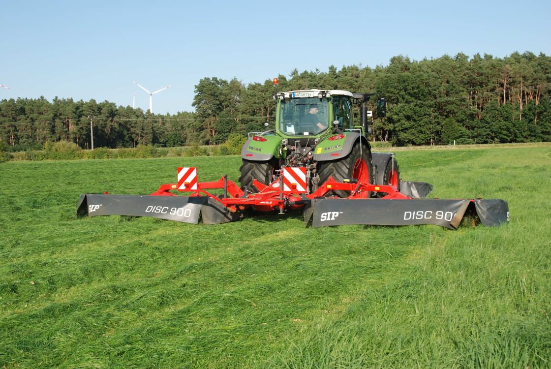 Fendt-Traktor mit Mähwerk am mähen