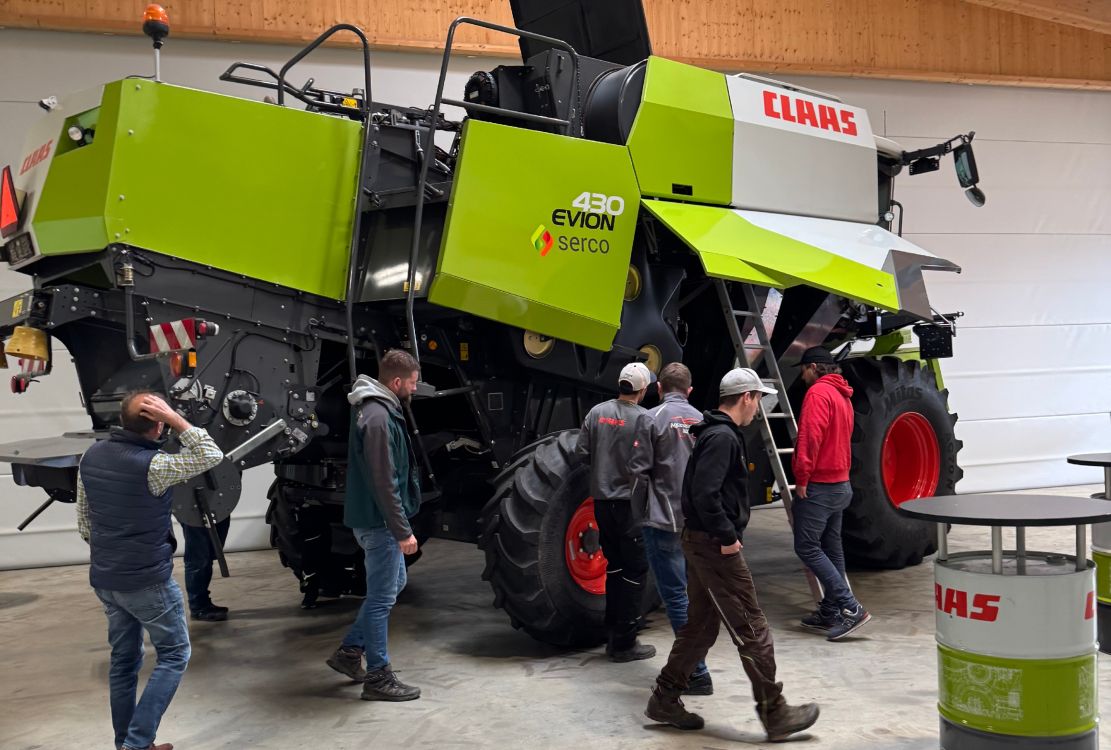 Das Arbeiten an einer Ausstellungsmaschine machte den Kurs für die Teilnehmer besonders praxisnah. Bild: Stalder