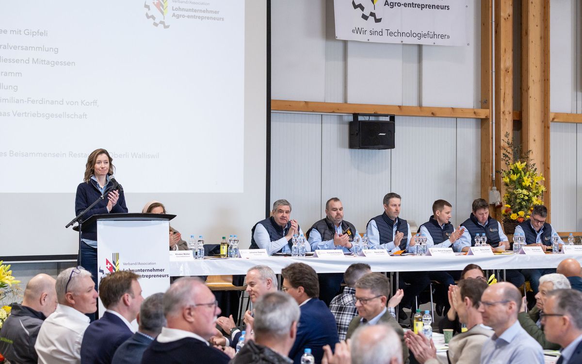 Johanna Gapany au pupitre lors de l'ouverture de l'AG 2026.