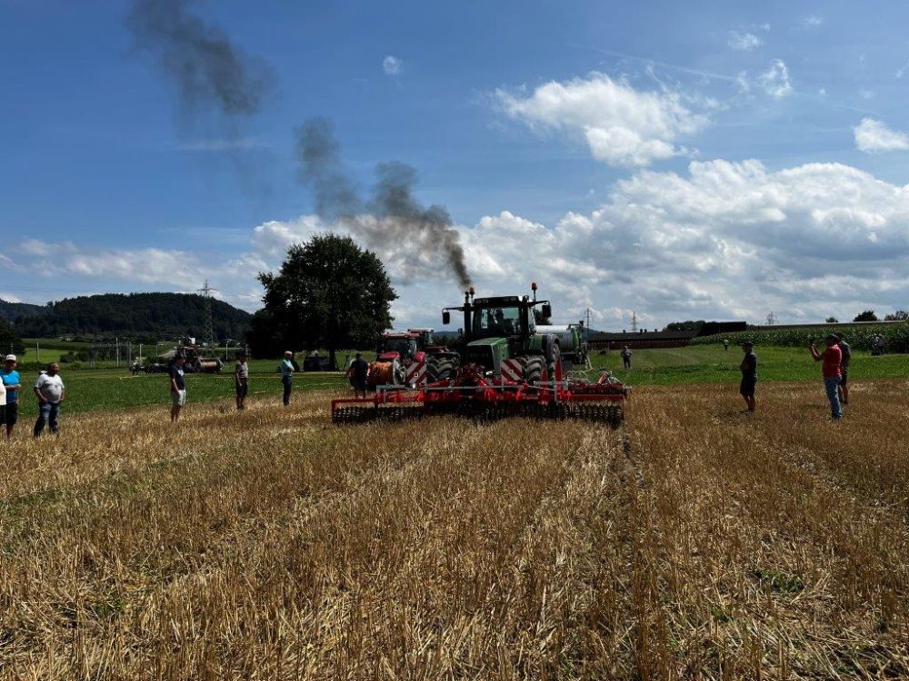 Der Fendt 822 Favortit machte an der sechs Meter breiten Kombination eine gute Figur. Bild: kim