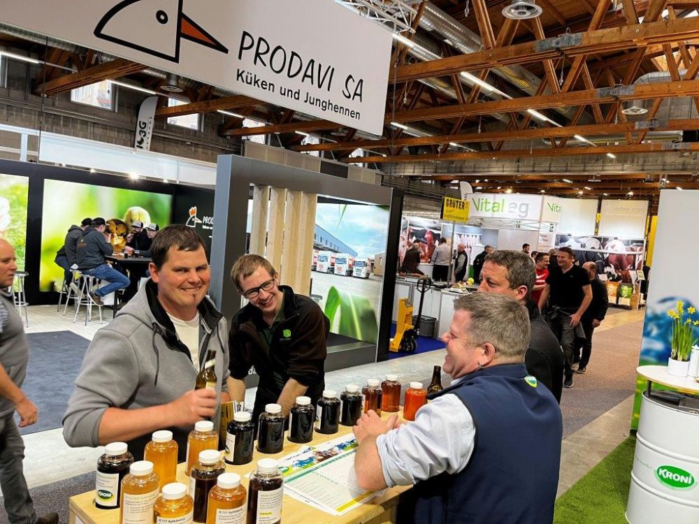 Lohnunternehmer Fabian Uhlmann (li.) unterwegs auf der Tier und Technik. Foto: kim