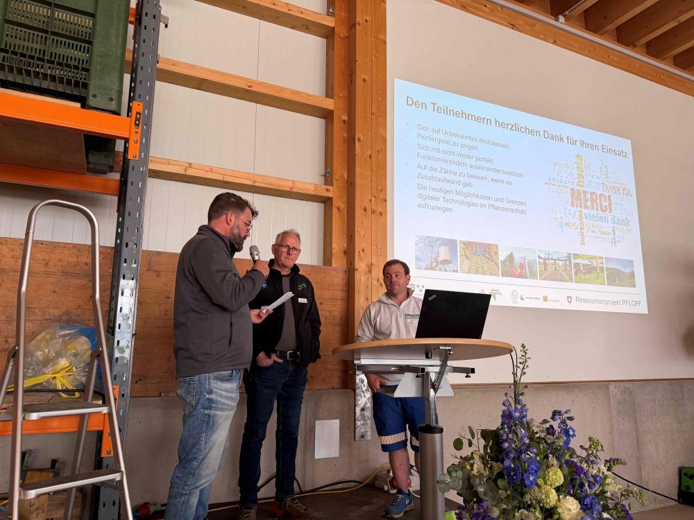 Insgesamt waren 58 Betriebe dabei: Zwei stehen auf der Bühne: Thomas Haller (r.) und Gemüseproduzent Thomas Käser (2. v. r.). Andi Distel bedankt sich für deren Teilnahme. (Foto: kim)
