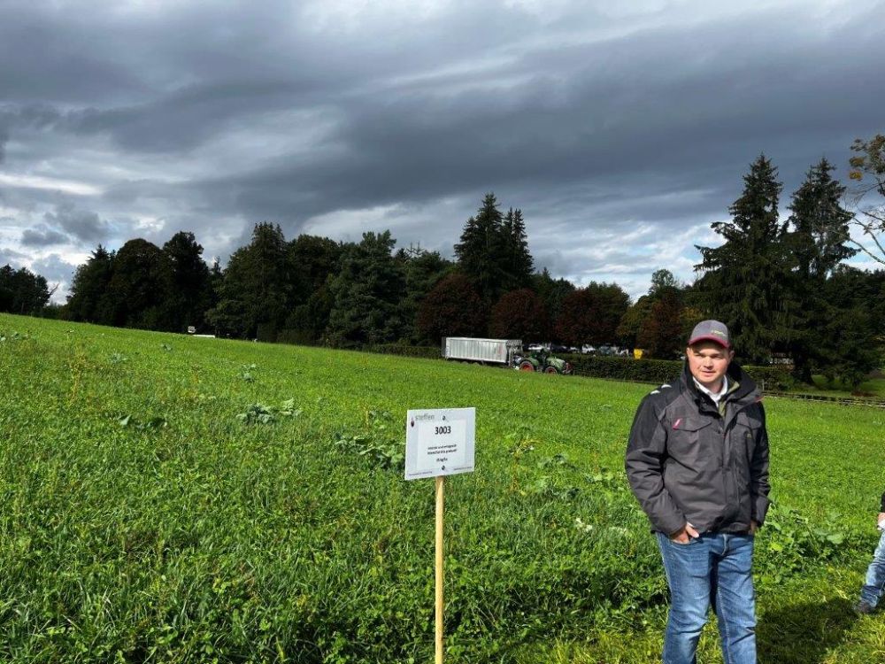 Verkaufsberater von Samen Steffen, Lukas Knörr, vor dem Versuchsfeld. Bild: kim