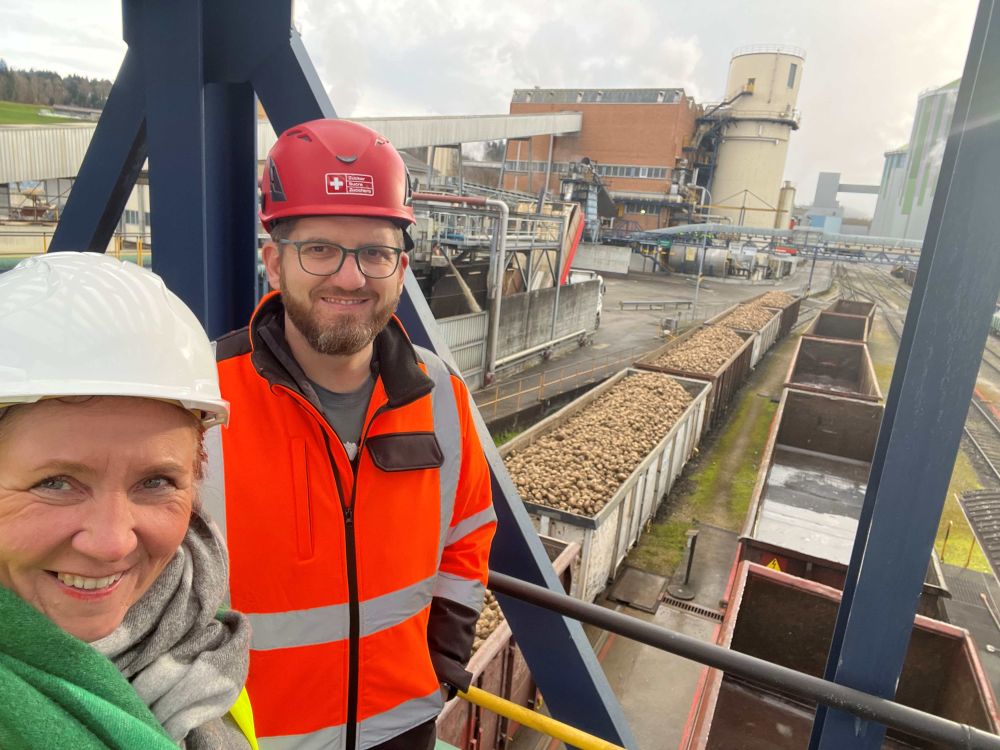 Lukas Aebi, Leiter Rübenmanagement, sorgt für den reibungslosen Ablauf der Produktion. Hier auf dem Rundgang mit unserer Geschäftsführerin. (Foto: kim)