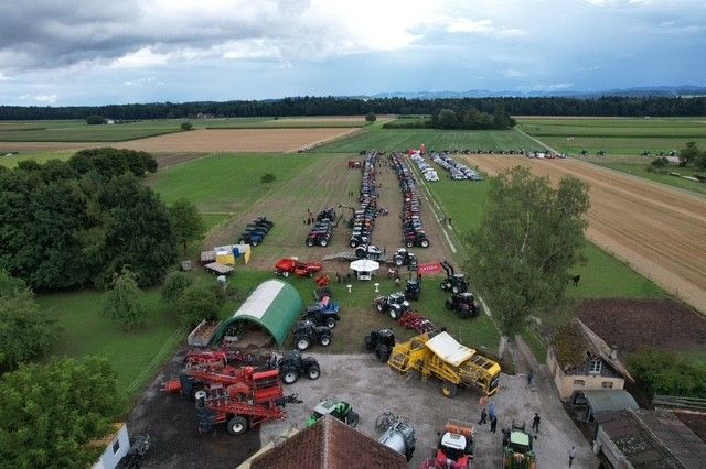 Im Vordergrund das Festgelände.
