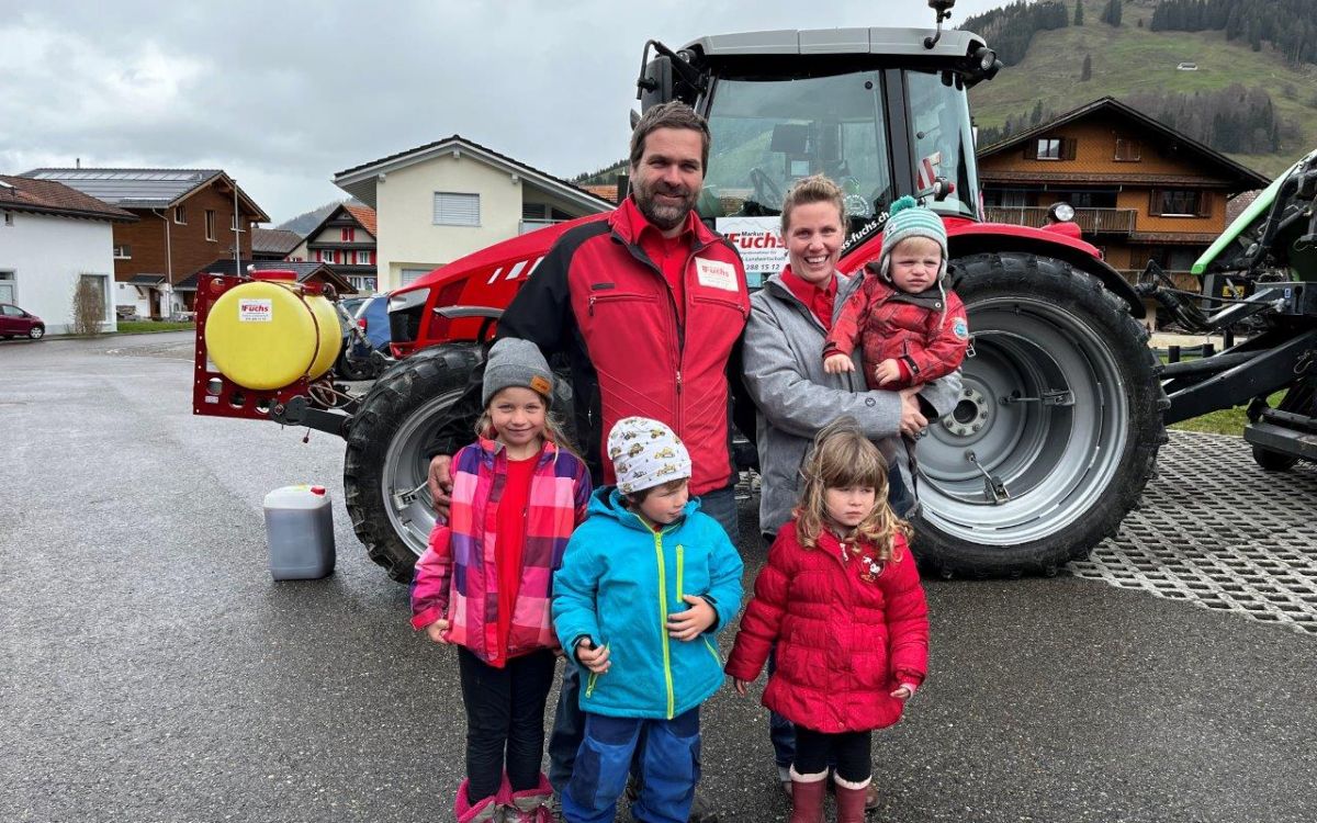 Der Lohnbetrieb von Markus und Renate Fuchs übernimmt jegliche Arbeiten im Forst und ist spezialisiert auf Arbeiten im Grünland, Hofdünger und Transport im Berggebiet. Bild: kim