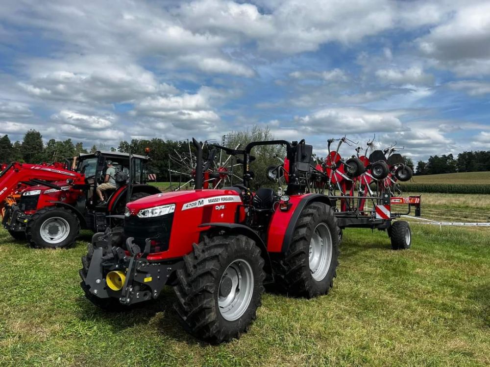 Ein MF 4709 M ohne Kabine mit einem gezogenen Kreiselheuer der Serie TD. Bild: kim