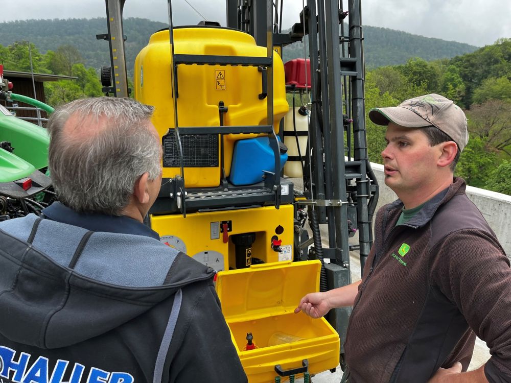 Fabian Ulmann (r.) aus dem aargauischen Thalheim bei der Zertifizierung. Rolf Haller, Vorstand Verband Lohnunternehmer Schweiz, prüft die Pflanzenschutzspritze.