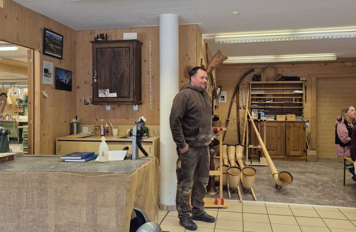 Alphornbauer Heinz gab den Frauen spannende Einblicke in sein Handwerk. Bild: Haffa