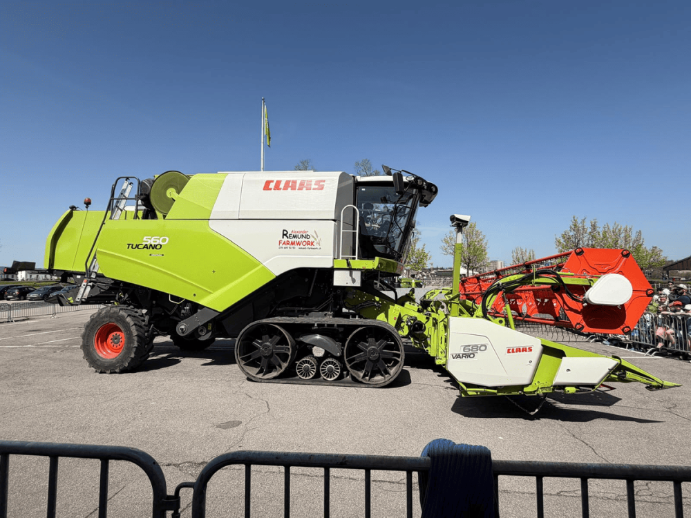 Der Claas Mähdrescher von Remund Farmwork war imposant anzusehen. (Foto: kim)
