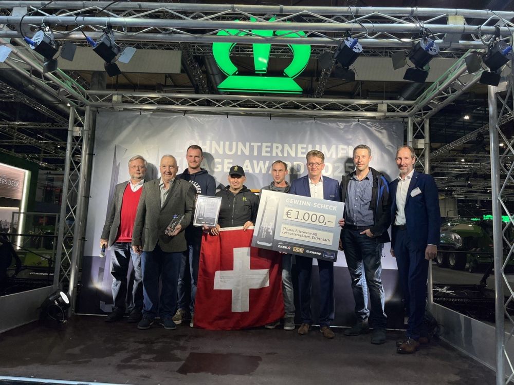 Thomas Estermann (2. v. li.) mit seinem Team auf der Bühne in Hannover, Jens Noordhof (li.), Vorstandsmitglied Samuel Guggisberg (2. v. r.) sowie Rainer Stompen, BLU-Präsident.