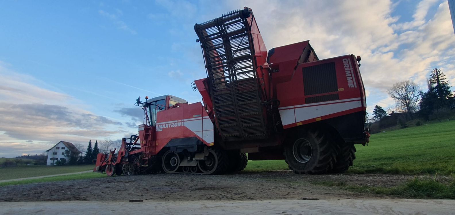 Le Maxatron de Grimme attire l'attention avec son train de chenilles. Photo : zVg