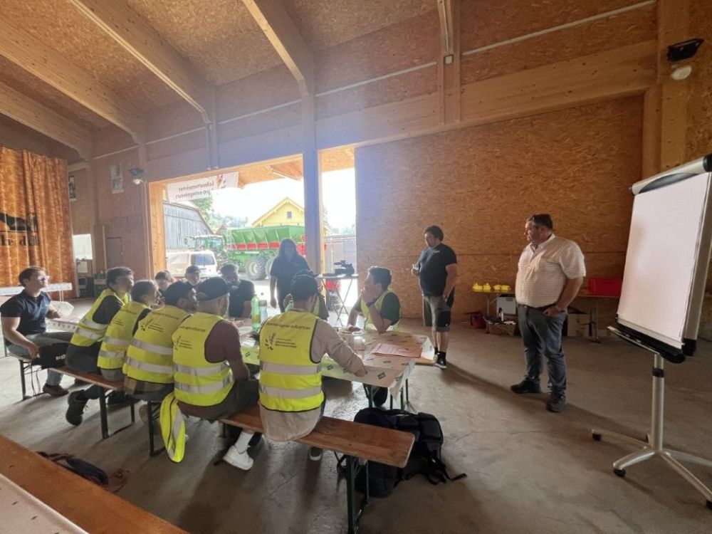 Workshop und Vorstellung des Betriebes von Lohnunternehmer Fernand Andrey (r.)