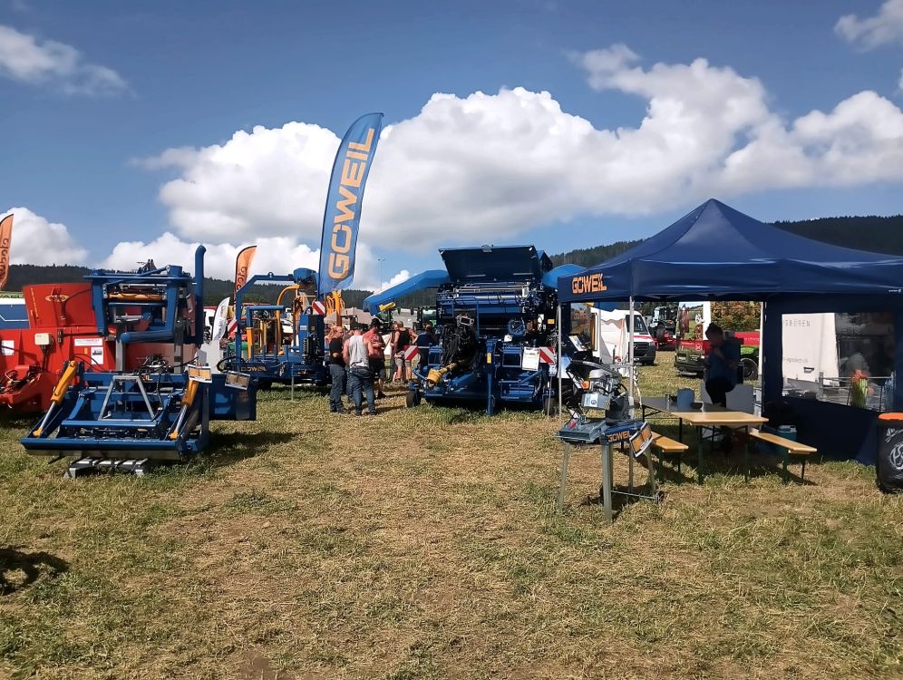 Le stand de Göweil avec une presse à balles rondes, une enrubanneuse de balles rondes et bien d'autres choses encore. Photo : BG