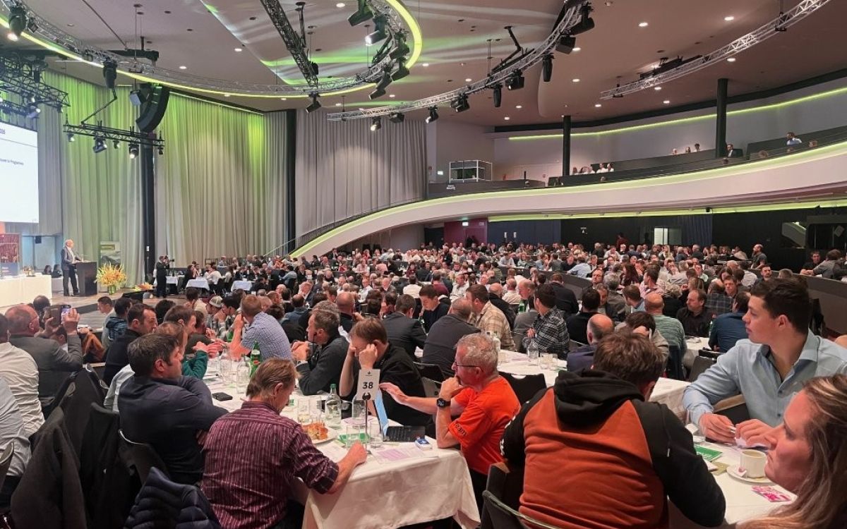 Leute sitzen an Tischen im Berner Kursaal