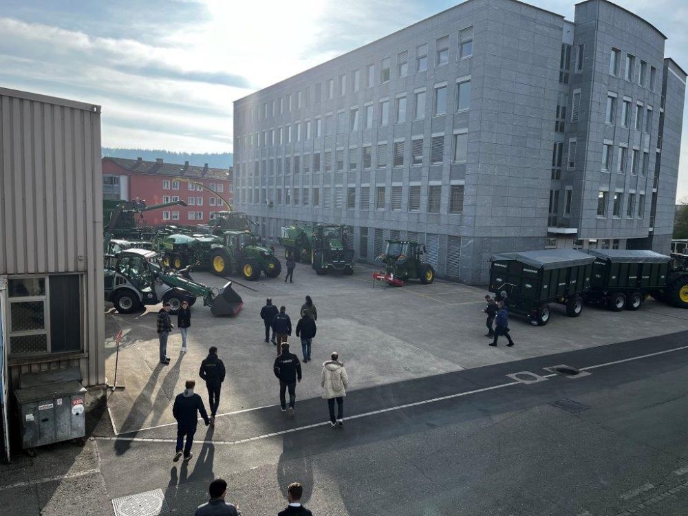 Blick auf das Gelände mit Maschinenausstellung.