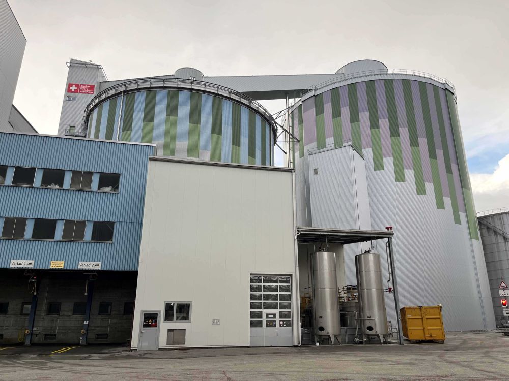 In den grossen Hochsilos lagert die süsse Ernte, bevor sie in den Handel gelangt. Sie sind schon fast Wahrzeichen von Aarberg. (Foto: kim)