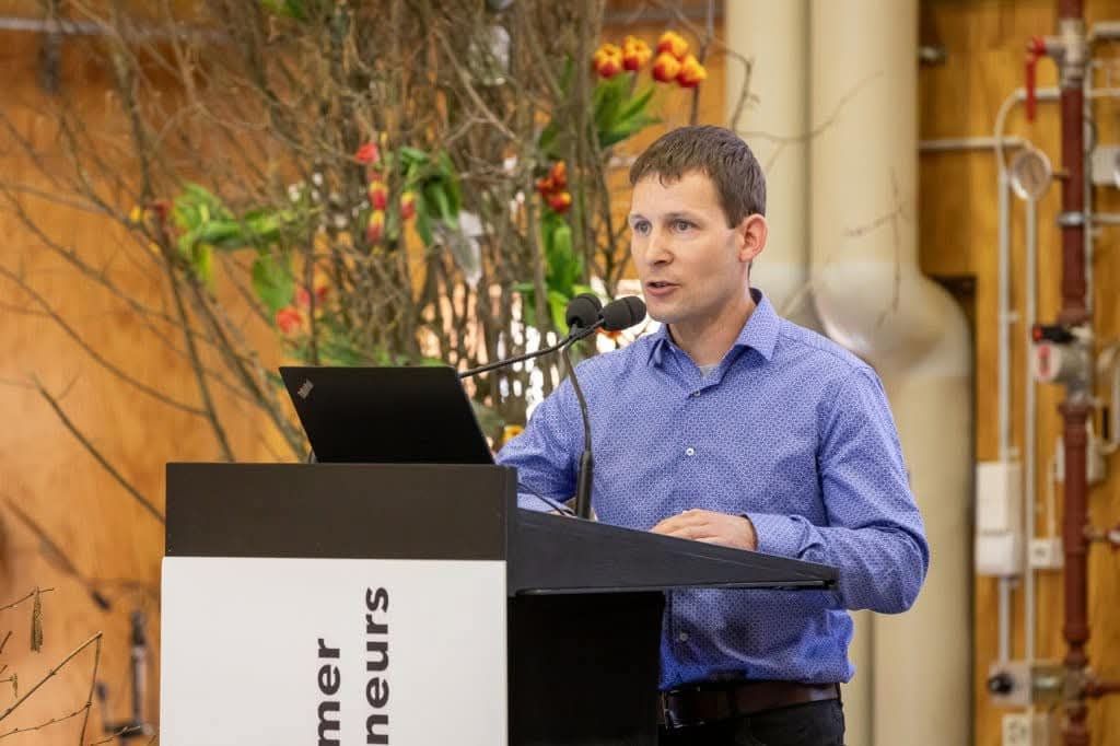 Benny Hüsler von der FH Hüsler AG aus Rickenbach (AG) stellt sich den Teilnehmern vor. Bild: kim