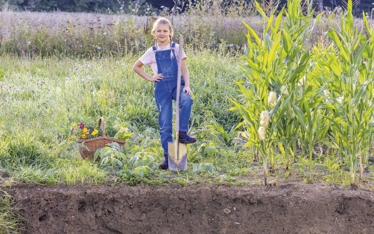 Emma auf Hoftour 2026 Werbefoto, Emma mit Spaten und Bodenprobe