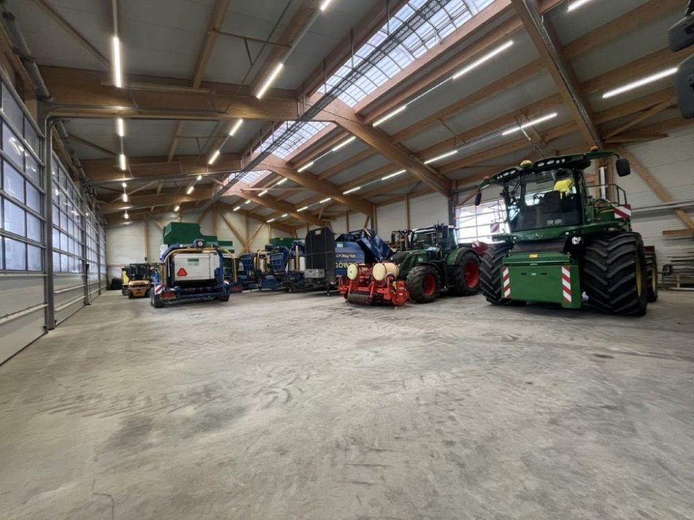 Ein Blick in die grosse Maschinenhalle von Lehmann Agrofortst AG. Bild: kim