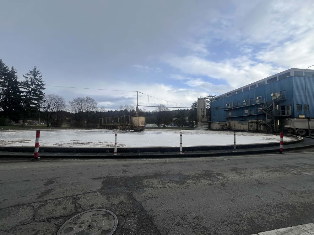 Der Rübenplatz mit Klärbecken bildet die Schnittstelle zwischen der Anlieferung per LKW oder Bahn und dem Start der Verarbeitung in der Fabrik. (Foto: kim)