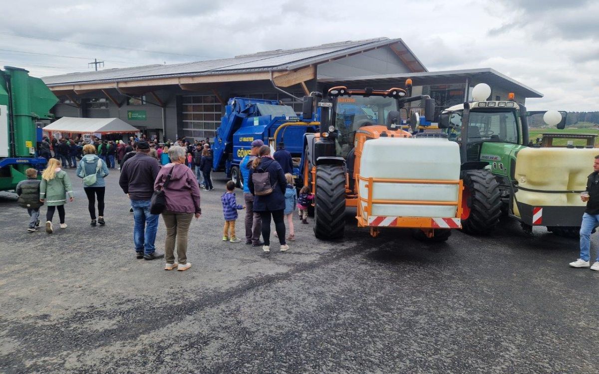 Rund zehn Pressen bildeten den eindrucksvollen Eingang zum Betriebsgelände der Lehmann AgroForst AG. Bild: rz