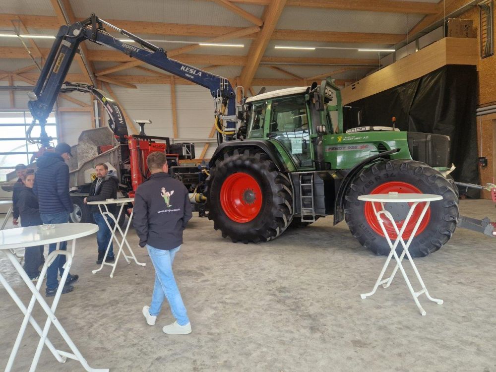 Kraftvolles Duo: Ein Fendt 926 Vario mit Mus-Max Holzhacker. Bild: rz