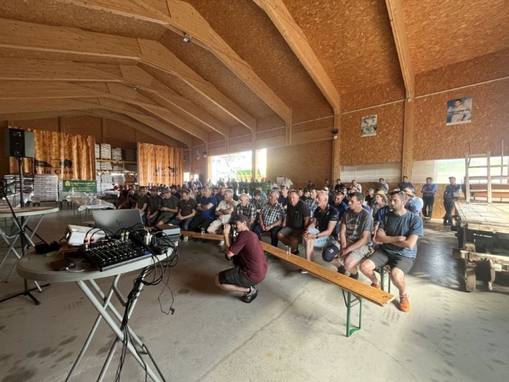 Das neue Valtra-Flaggschiff «der Boss» führte das Schweizer Team mit Verkaufsleiter Christian Walder mit einer Steinfräse aus der Baureihe «Maxisoil» von Seppi M. des Unternehmens Agro-Technik Zulliger vor.  Foto: kim