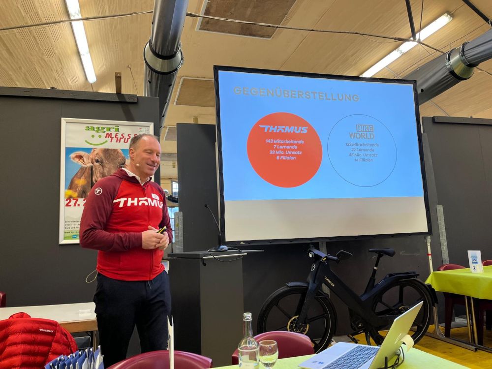 Thömu-Gründer Thomas Binggeli sprach in seiner Rede über Leidenschaft und Unternehmertum. Bild: kim