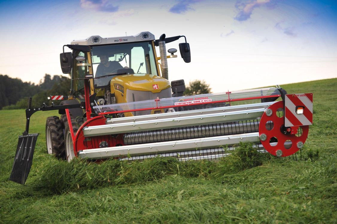 Der BB-Umwelttechnik Kammschwader an einem Rigitrac im Einsatz. Bild: zVg