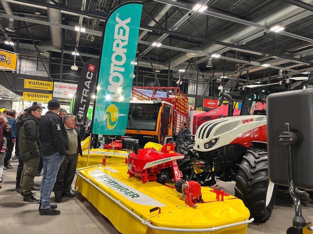 Das österreichische Gespann: ein Steyr mit einem Pöttinger Frontmähwerk. Bild: kim
