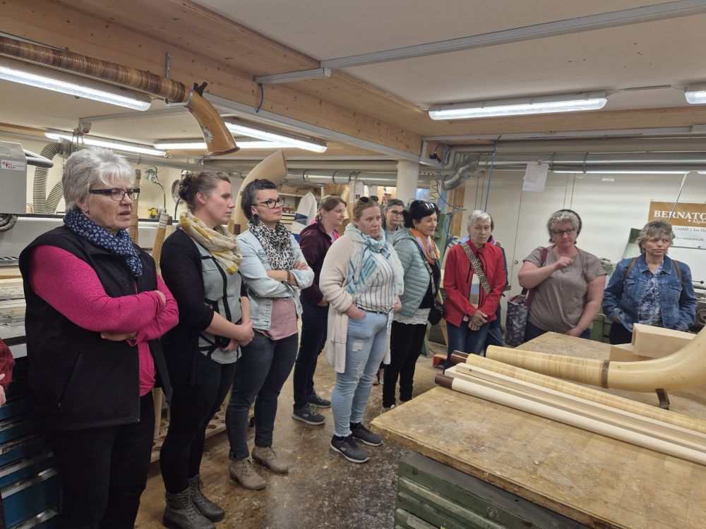 Das faszinierende Handwerk begeisterte die Lohnunternehmer-Frauen. Bild: Haffa