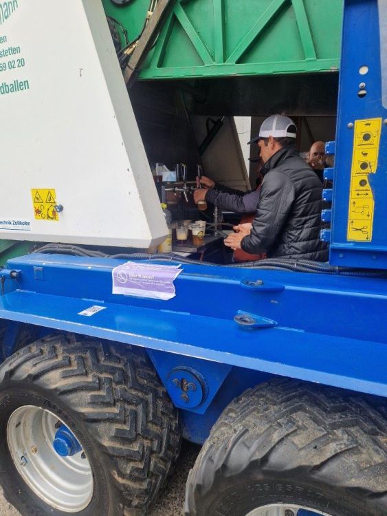 Ungewöhnlich, aber kreativ: Die Bierschwemme war in einer Rundballenpresse untergebracht. Bild: rz