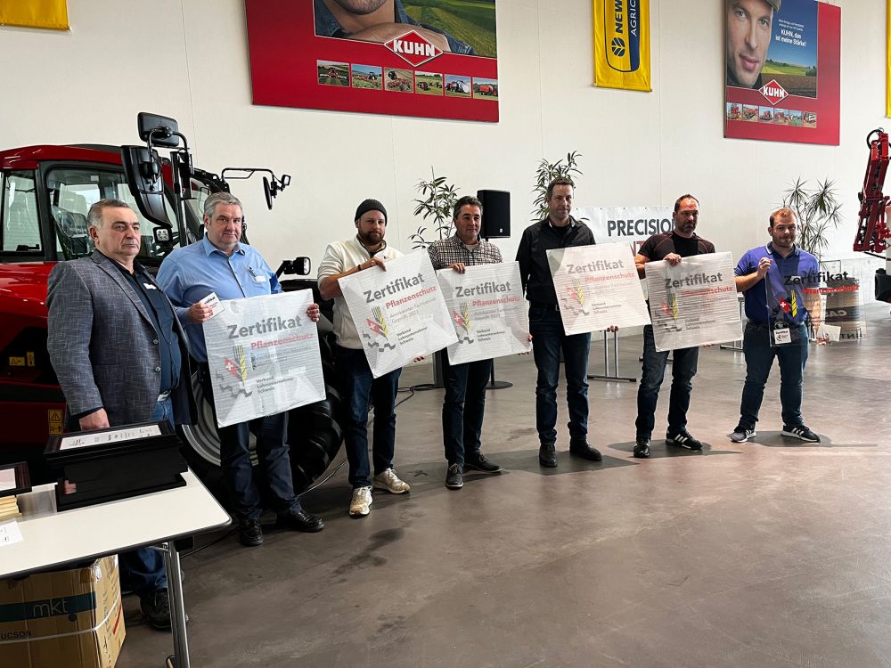 Rolf Haller, a remis les certificats à l’occasion de l’assemblée générale : Fernand Andrey, Thomas Müller, Daniel Kressibucher, Samuel Guggisberg, Philipp Siegrist, Thomas Haller (de la gauche).