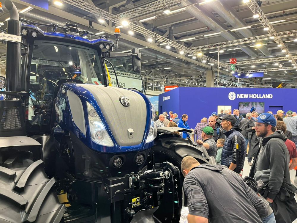 Der neue New Holland T7.300 LWB wurde von den Besuchern genau unter die Lupe genommen. Bild: kim