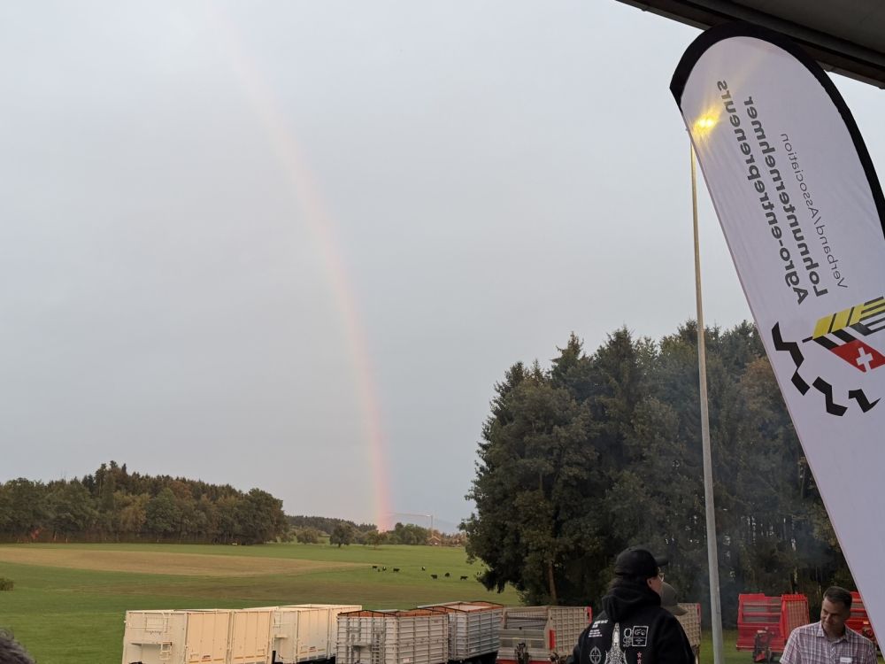 Regenbogen am Himmel, Landmaschinen und die Fahne der Lohnunternehmer – was will man mehr?