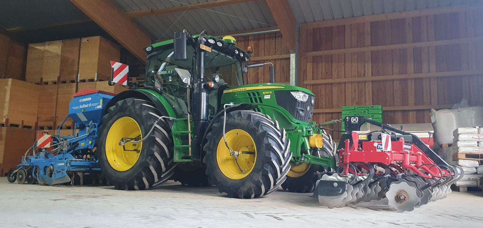 Un autre John Deere 6130R équipé d'un système de régulation de la pression des pneus ainsi que d'un GPS a été présenté avec une combinaison de semis. Photo : zVg