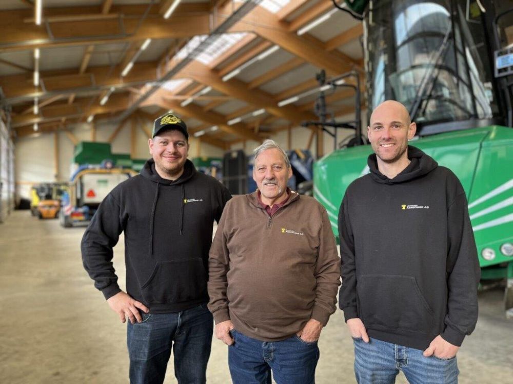 Fritz Lehmann (Mitte), übergab seinen Betrieb ausserfamiliär an Markus Bill (r.) und Pascal Schori. Bild: kim