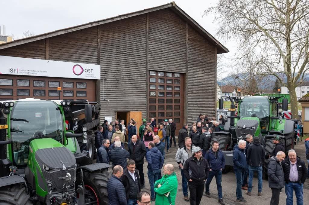 De bonnes discussions et une présentation impressionnante de machines sur le site de la Swiss Future Farm. Image : kim